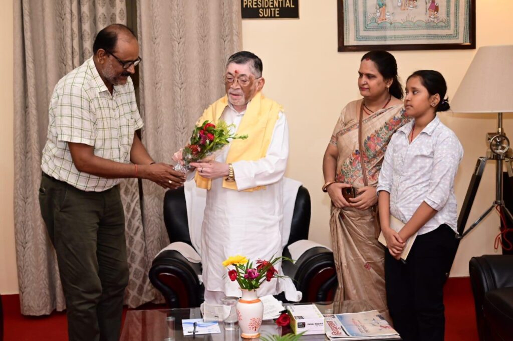 राज्यपाल संतोष गंगवार से मुलाकात कर डॉक्टर अमर नाथ सिंह ने अपनी पुस्तक की भेंट