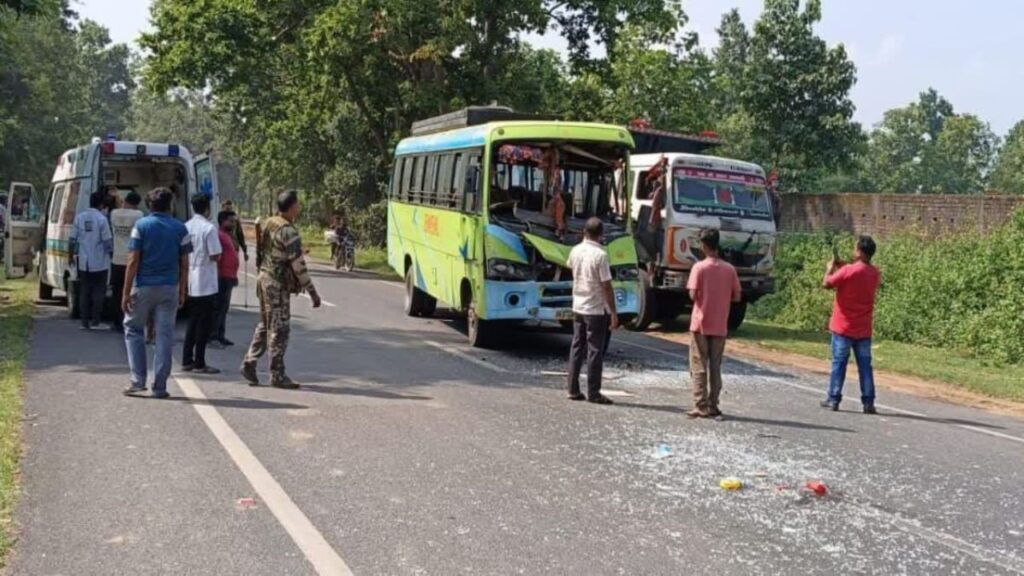 चंदा वसूली के कारण लातेहार में हादसाः बस और हाइवा के टक्कर में 10 से ज्यादा यात्री घायल, दो की हालत गंभीर