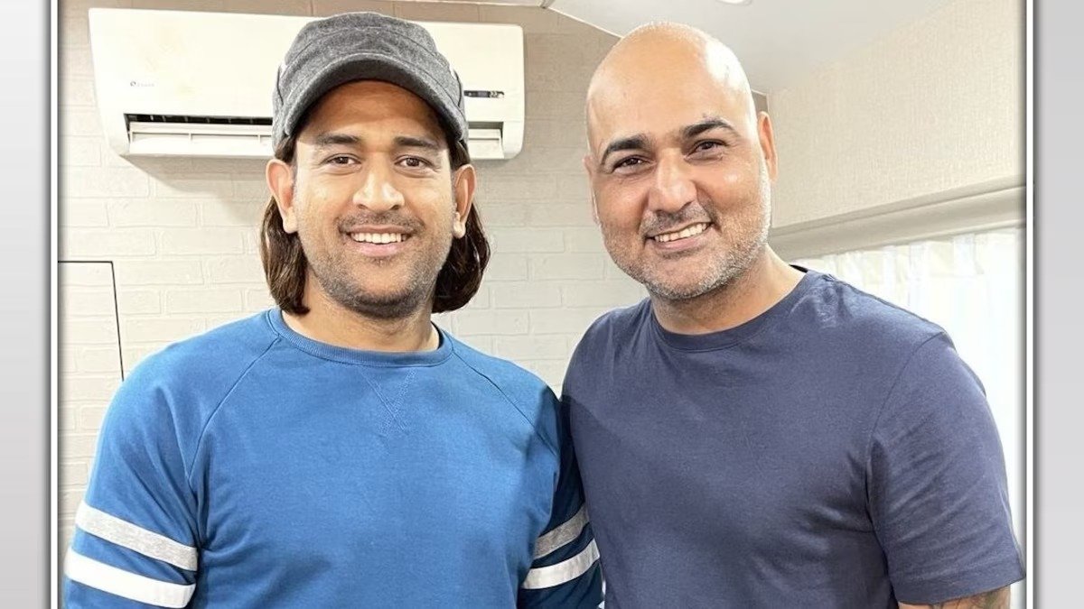 dhoni with mihar