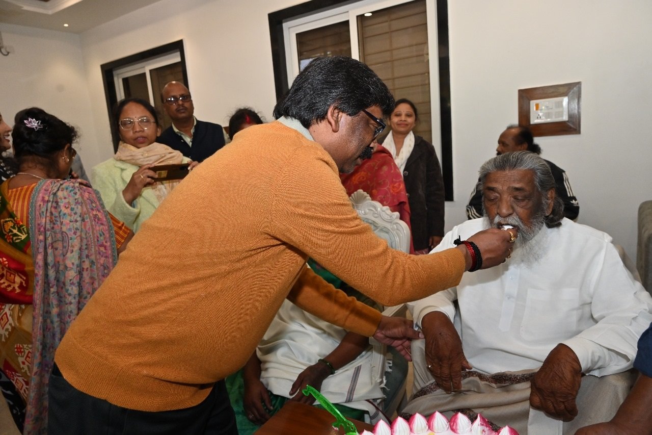 हेमंत सोरेन ने दिशोम गुरु शिबू सोरेन को जयंती पर ऐसे किया याद, सोशल मीडिया पर लिखा इमोशनल पोस्ट