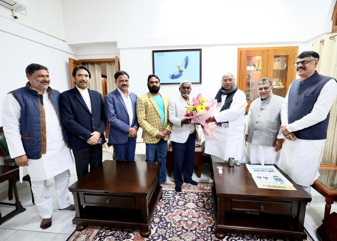 मुख्यमंत्री चंपाई सोरेन ने कांग्रेस अध्यक्ष मल्लिकार्जुन खरगे से की मुलाकात, विधायकों की नाराजगी और सीट शेयरिंग पर चर्चा 1 inc jmm 1