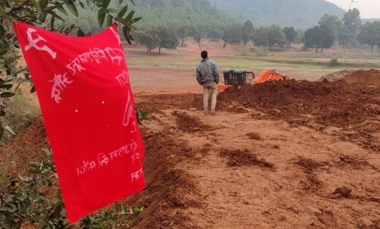 चाईबासा में नक्सलियों का उपद्रवः तालाब निर्माण में लगे पोकलेन को किया आग के हवाले 1 plfi