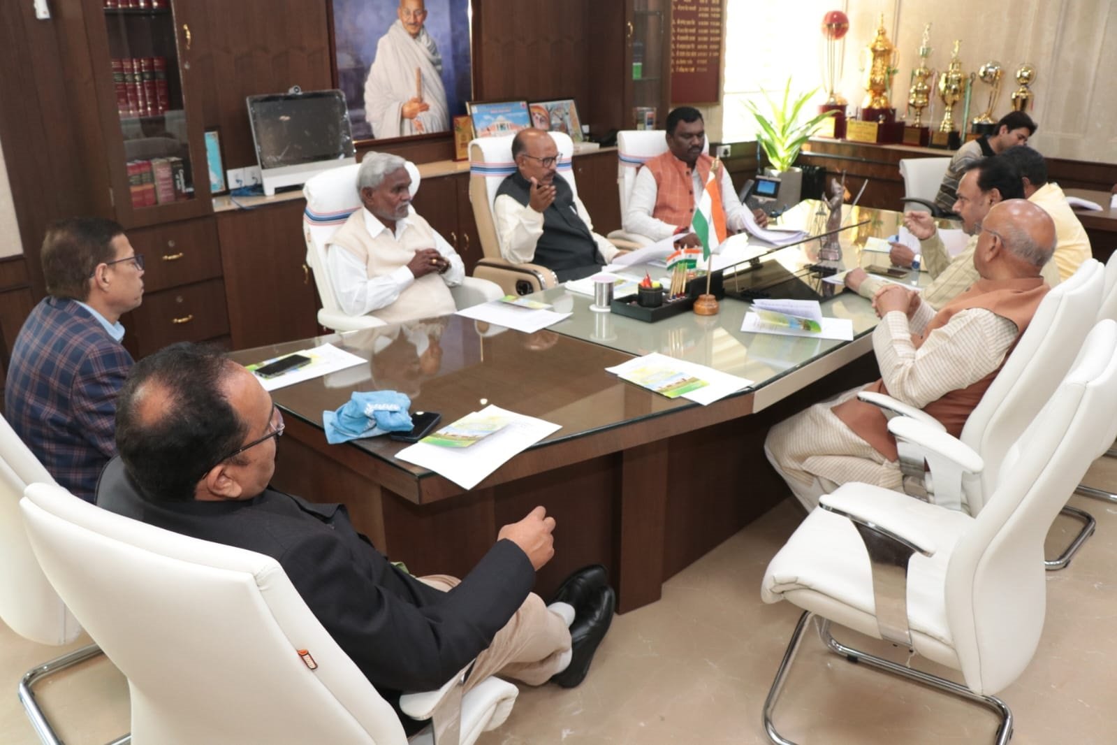 बजट सत्र को लेकर विधानसभा अध्यक्ष रविंद्र नाथ महतो ने की सर्वदलीय बैठक, मुख्यमंत्री और नेता प्रतिपक्ष हुए शामिल 1 rabindra nath mahto