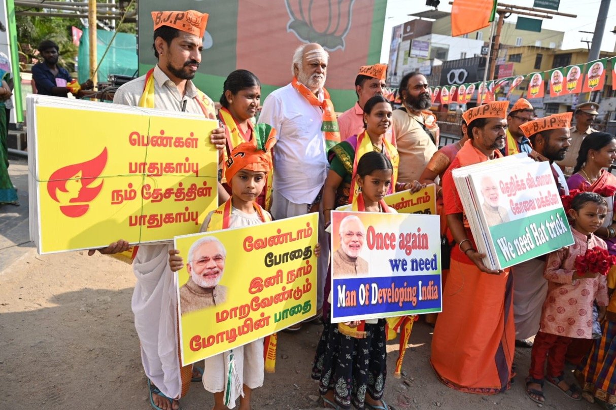 पीएम मोदी के रोड शो में बच्चों के इस्तेमाल पर बीजेपी को नोटिस, निजी स्कूल के बच्चे सिंबल लेकर थे खड़े 1 IMG 5025