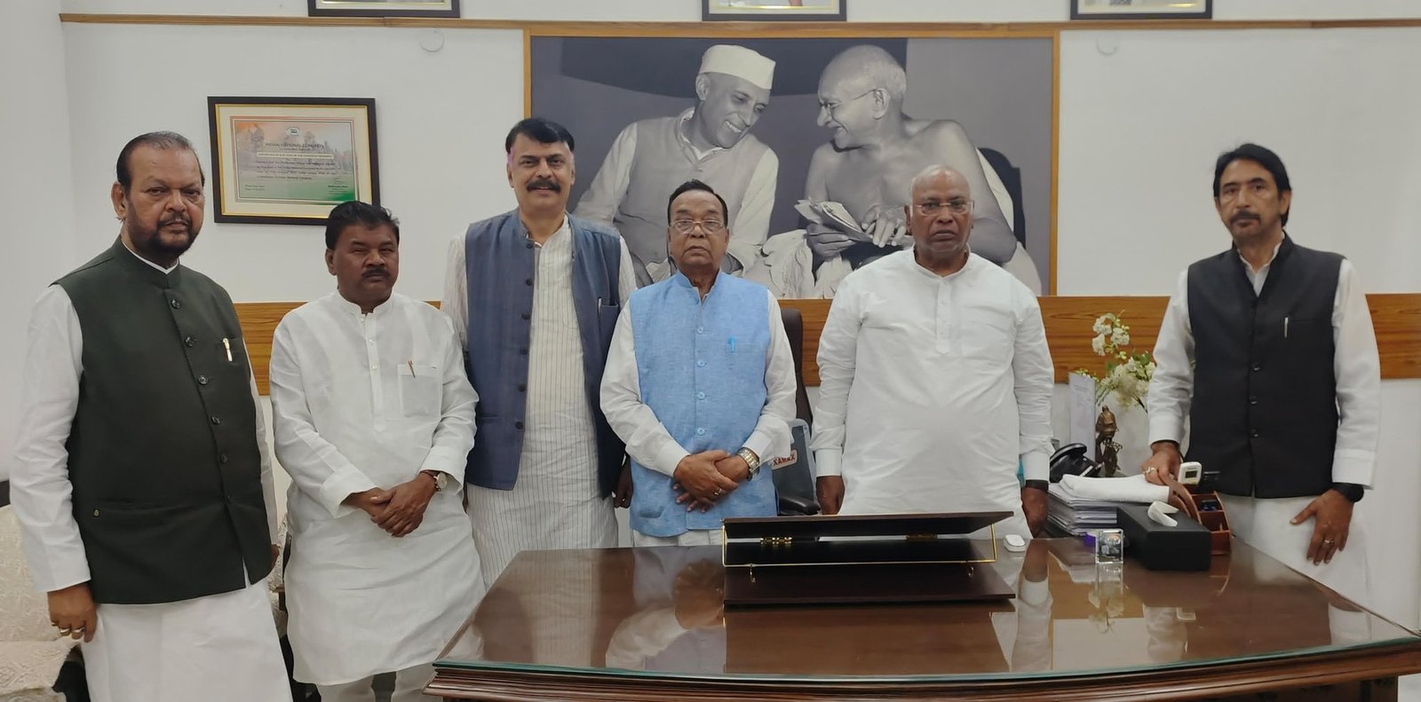 कांग्रेस का बीजेपी पर टैक्स टेररिज़्म का आरोप, कहा बीजेपी की गलती नहीं दिखती, 1 Ramtahal choudhry with Mallikarjun Kharge