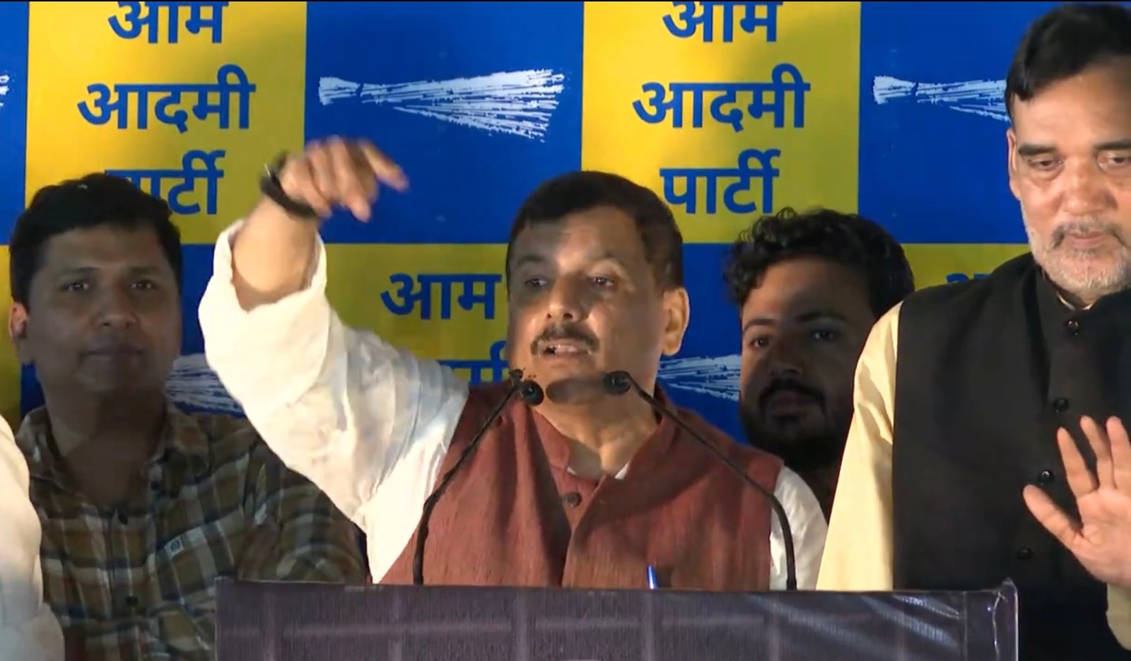 जश्न नहीं जंग का वक्त है, जेल से निकलते ही संजय सिंह ने बीजेपी पर किया ताबड़तोड़ हमला, कहा शराबघोटाले में बीजेपी है डूबी 1 Sanjay Singh