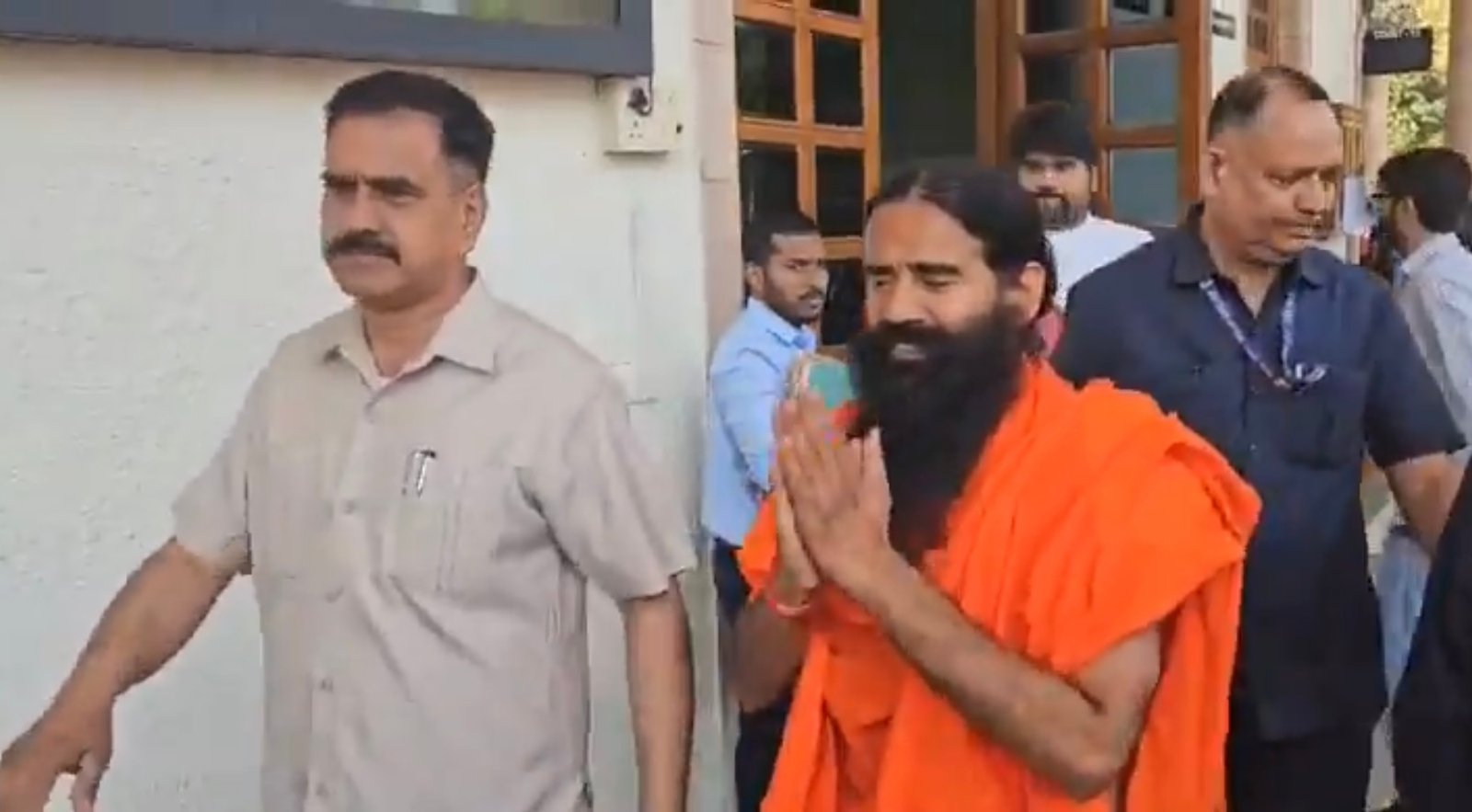 रामदेव और बालकृष्ण की गलती नाकाबिले माफी, सुप्रीम कोर्ट ने दोबारा माफी को भी किया नामंजूर,उत्तराखंड सरकार को लगाई फटकार 1 Ramdev