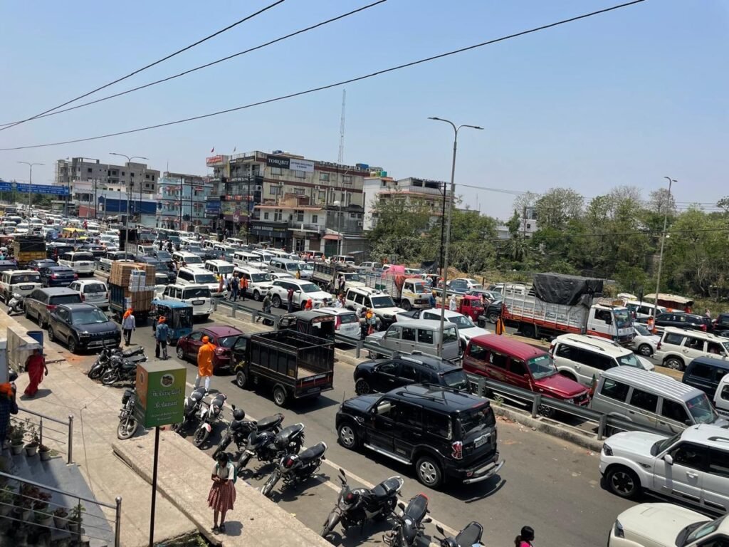 ढुल्लू ने रोक दी धनबाद की धड़कनः तपती धूप में जनता करती रही त्राहिमाम, नियमों की उड़ी धज्जियां, बंधक बनी रही जनता 6 dhanbad road jaam