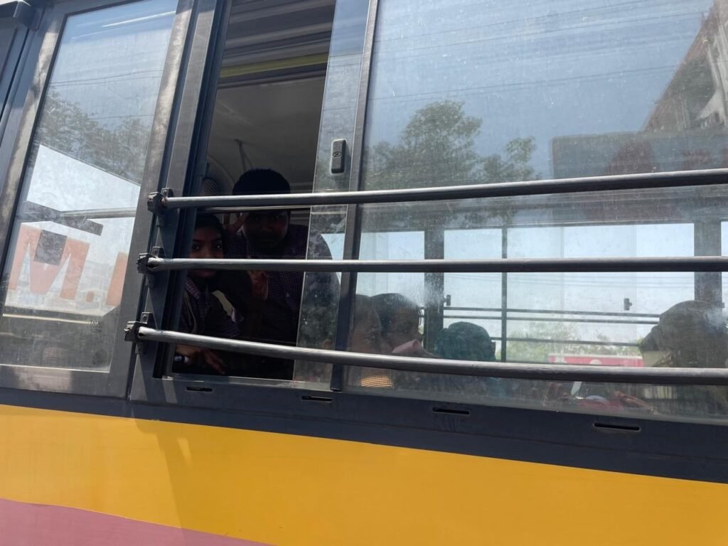 ढुल्लू ने रोक दी धनबाद की धड़कनः तपती धूप में जनता करती रही त्राहिमाम, नियमों की उड़ी धज्जियां, बंधक बनी रही जनता 4 school bus