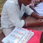 मतदाता पर्ची पर मोदी की तस्वीर