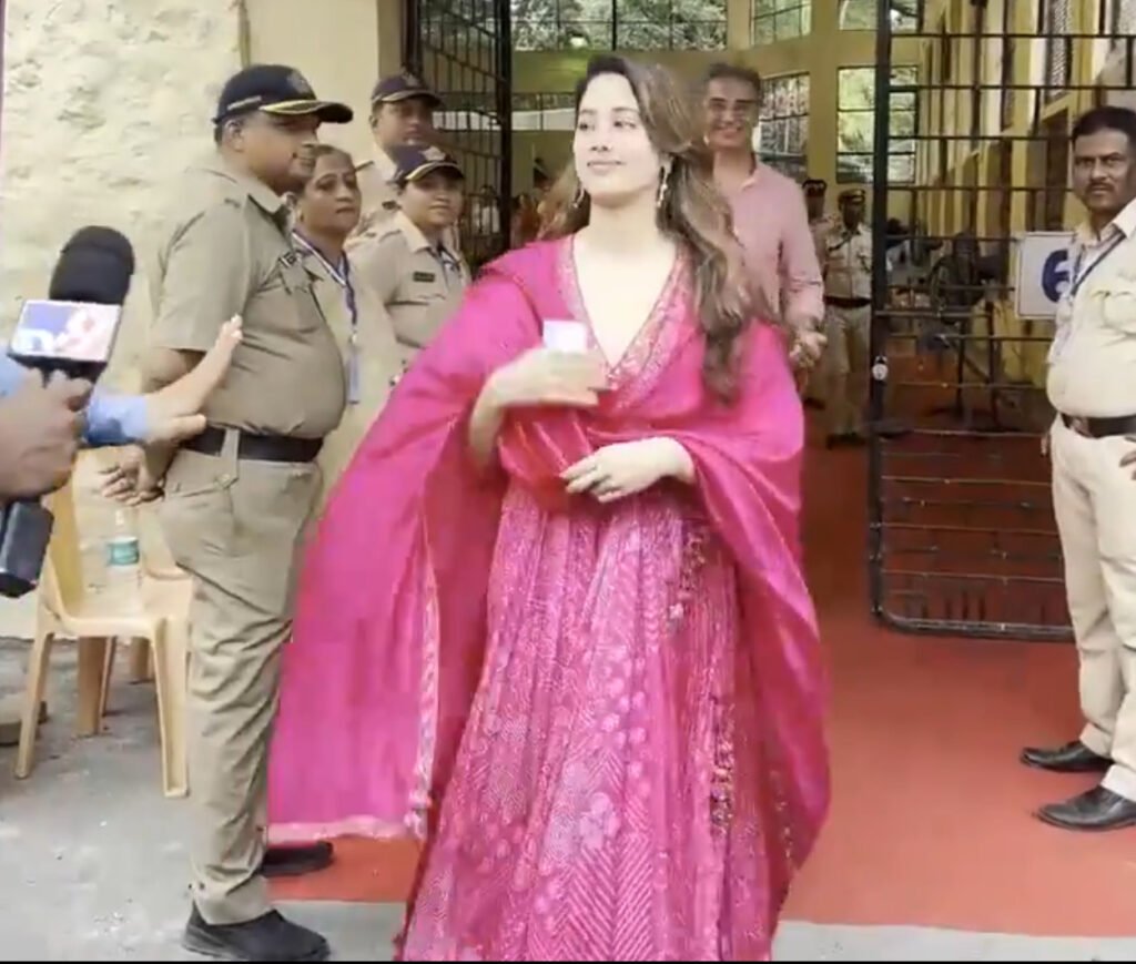 बॉलीवुड एक्ट्रेस जान्हवी कपूर ने डाला वोट