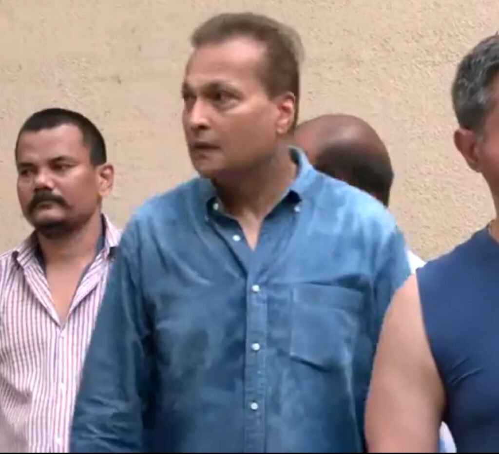 अनिल अंबानी ने मुंबई में मतदान किया