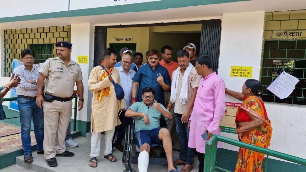 धनबाद में राज सिन्हा ने सपरिवार वोट डाला