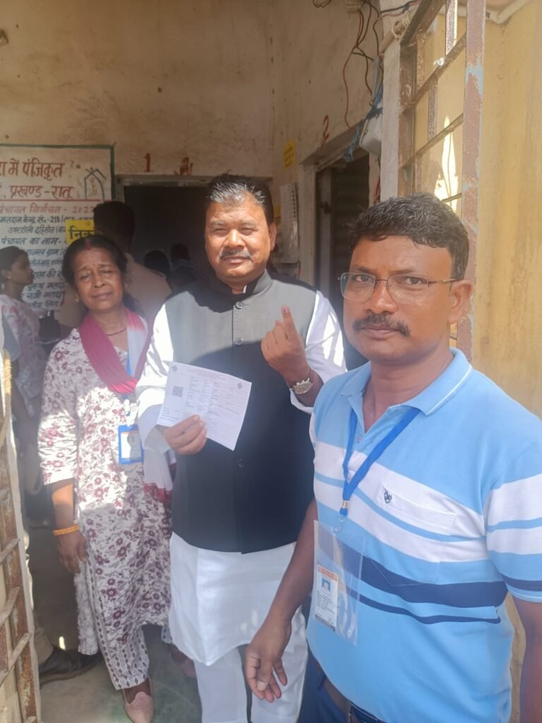 कांग्रेस के कार्यकारी अध्यक्ष बंधु तिर्की ने डाला वोट