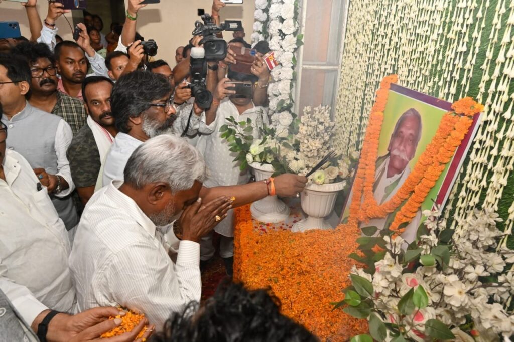 हेमंत सोरेन के चाचा के श्राद्धकर्म में शामिल हुए मुख्यमंत्री चंपाई सोरेन, नेमरा गांव में दिन भर लगा रहा जमावड़ा