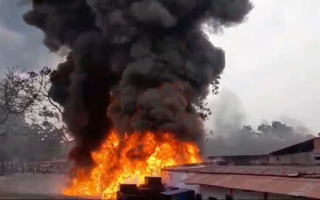 Jamshedpur के बर्मा माइंस एरिया में सुबह सुबह लगी भीषण आग