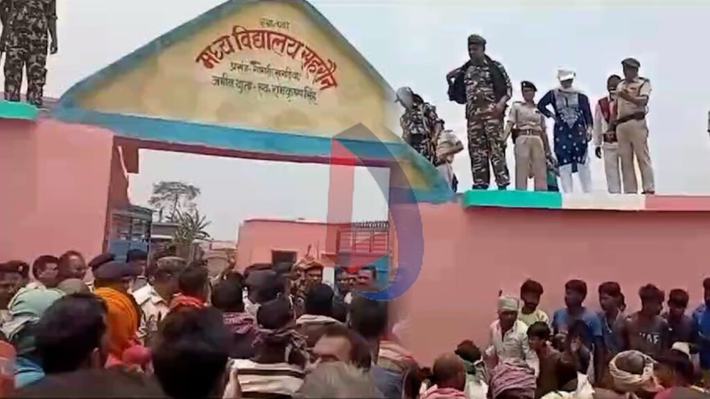 Bihar के खगड़िया में तीसरे चरण के वोटिंग के दौरान बूथ पर हंगामा, पुलिस के साथ हाथापाई, EVM भी हुआ छतिग्रस्त