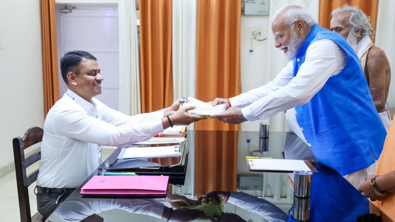 प्रधानमंत्री नरेंद्र मोदी ने दाखिल किया नामांकन, वाराणसी से लगातार तीसरे बार बने है उम्मीदवार 1 प्रधानमंत्री नरेंद्र मोदी ने दाखिल किया नामांकन, वाराणसी से लगातार तीसरे बार बने है उम्मीदवार