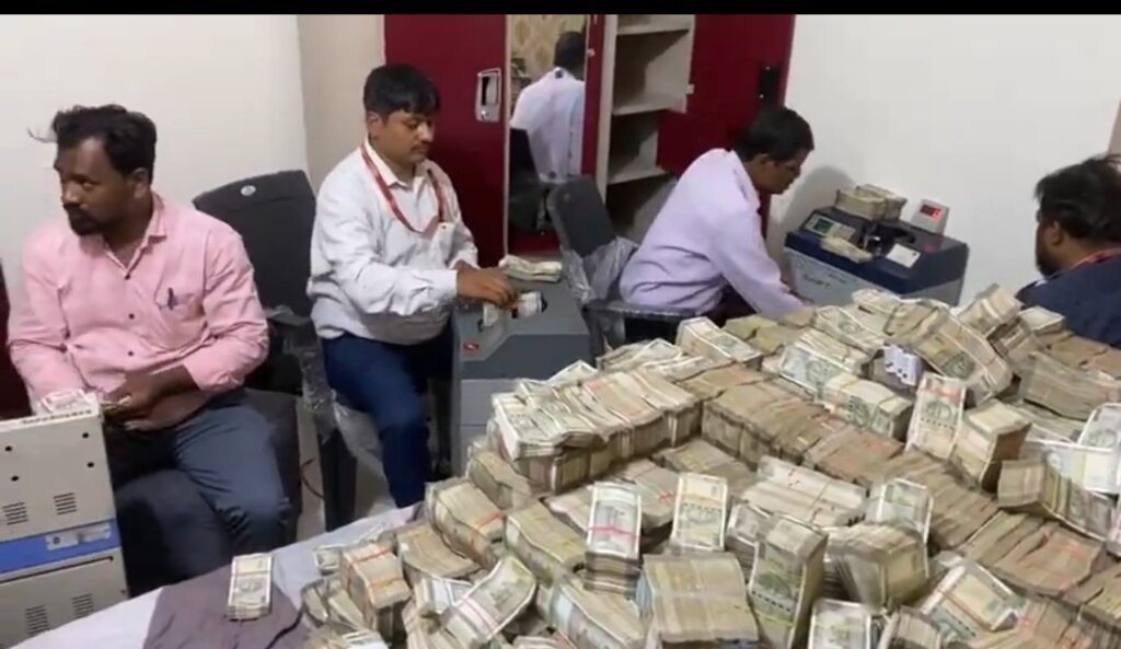 Minister Alamgir Alam के नौकर के घर कैश मिलने का मामलाः नोटों के बंडलों के साथ मिली पर्चियां, पैसा देने वाले और हिस्सेदारों के भी नाम आये सामने