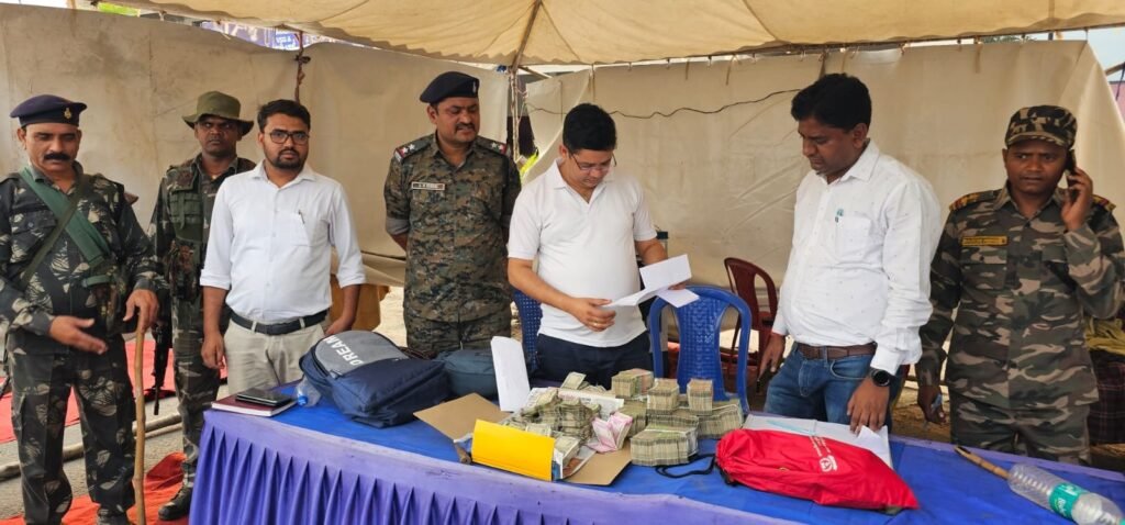 Ramgarh में जांच के दौरान पकड़ा गया 46 लाख रूपये कैश, अधिकारी जांच में जुटे