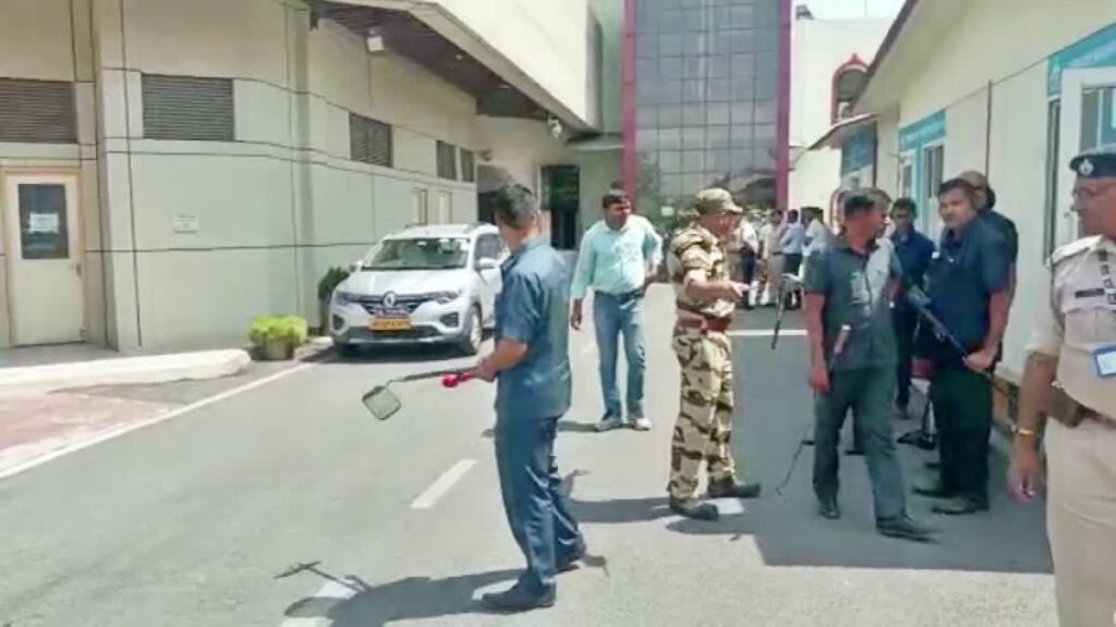 Patna Airport समेत देशभर के 40 एयरपोर्ट को बम से उड़ाने की धमकी, बढ़ाई गई सुरक्षा