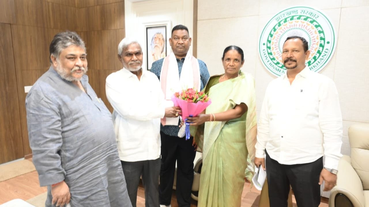 CM Champai Soren से सिंहभूम सांसद जोबा मांझी ने की मुलाकात, मुख्यमंत्री ने नवनिर्वाचित सांसद को दी बधाई
