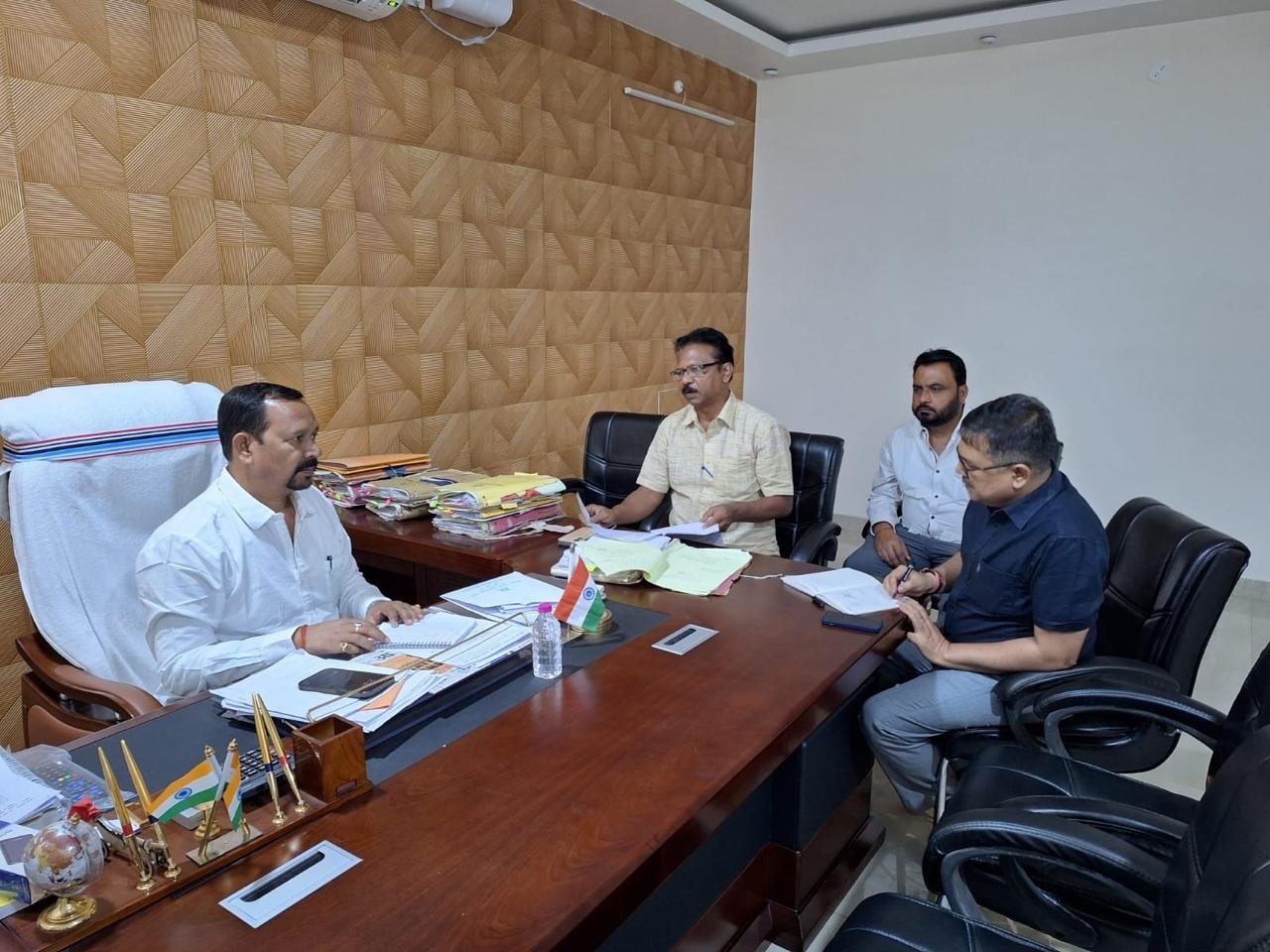 मंत्री दीपक बरूआ ने अधिकारियों को दिये सख्त निर्देश, स्कूली छात्रों को समय पर मिले साइकिल और छात्रवृत्ति, मुख्यमंत्री रोजगार सृजन योजना के पेंडिग मामले एक हफ्ते में हो खत्म