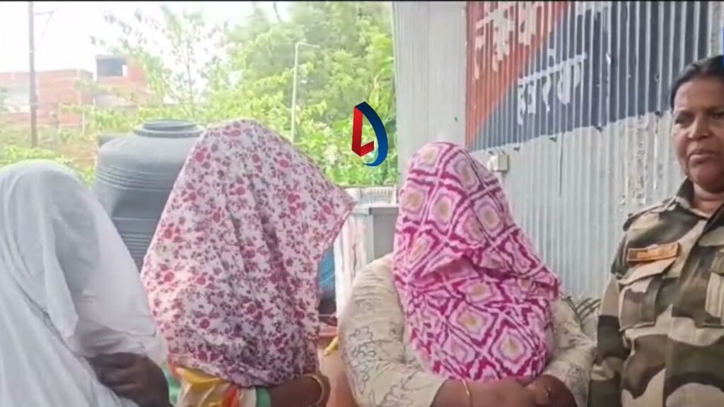 ज्वेलरी शॉप में चोरी करते पकड़ी गई तीन शातिर महिला चोर, पुलिस ने रंगे हाथ पकड़ा
