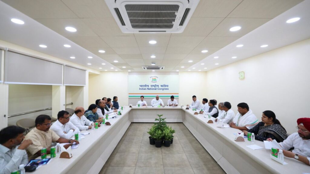 विधानसभा चुनाव की तैयारी को लेकर दिल्ली में कांग्रेस की बड़ी बैठक, खरगे और राहुल की अध्यक्षता में चुनावी रणनीति पर चर्चा