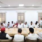 India Alliance की बैठक में खरगे ने दूसरे दलों को दिया साथ आने का न्यौता, कहा-मोदी के नाम पर चुनाव लड़े जनमत उनके खिलाफ