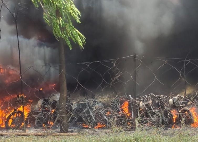 Lohardaga में पुलिस पिकेट में रखे वाहनों में लगी आग, कई गाड़ियों जलकर खाक 1 Lohardaga में पुलिस पिकेट में रखे वाहनों में लगी आग, कई गाड़ियों जलकर खाक