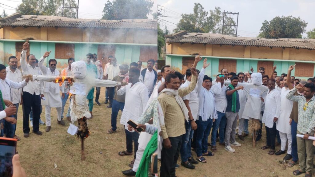 Lohardaga में चुनाव के दौरा कांग्रेस उम्मीदवार सुखदेव भगत के खिलाफ काम करने वाले कांग्रेसियों का कार्यकर्ताओं ने फूंका पुतला