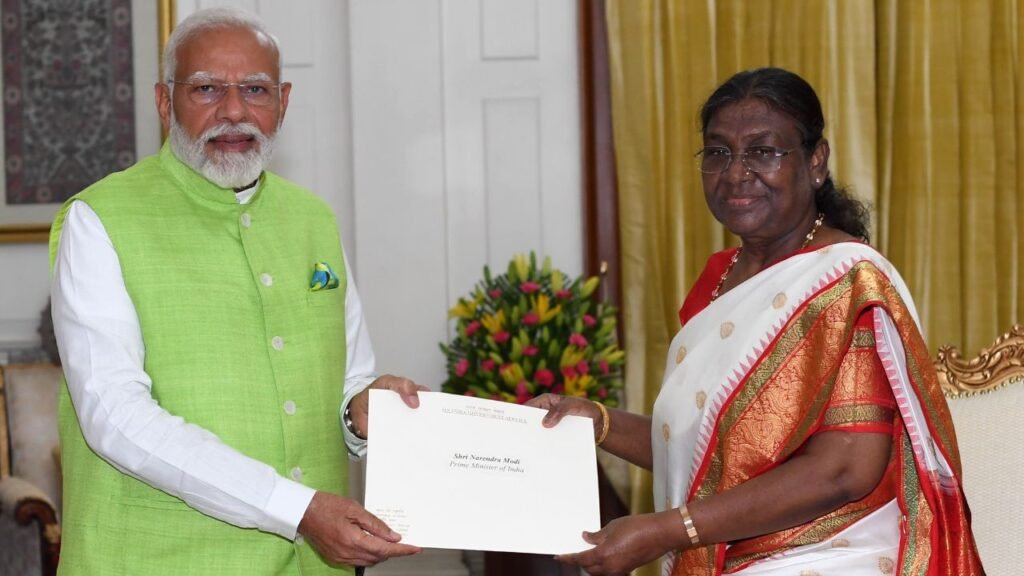 PM Modi ने राष्ट्रपति भवन पहुंचकर दिया इस्तीफा, कार्यवाहक पीएम बने रहेंगे, 7 जून को NDA संसदीय दल की बैठक में चुना जाएगा नेता