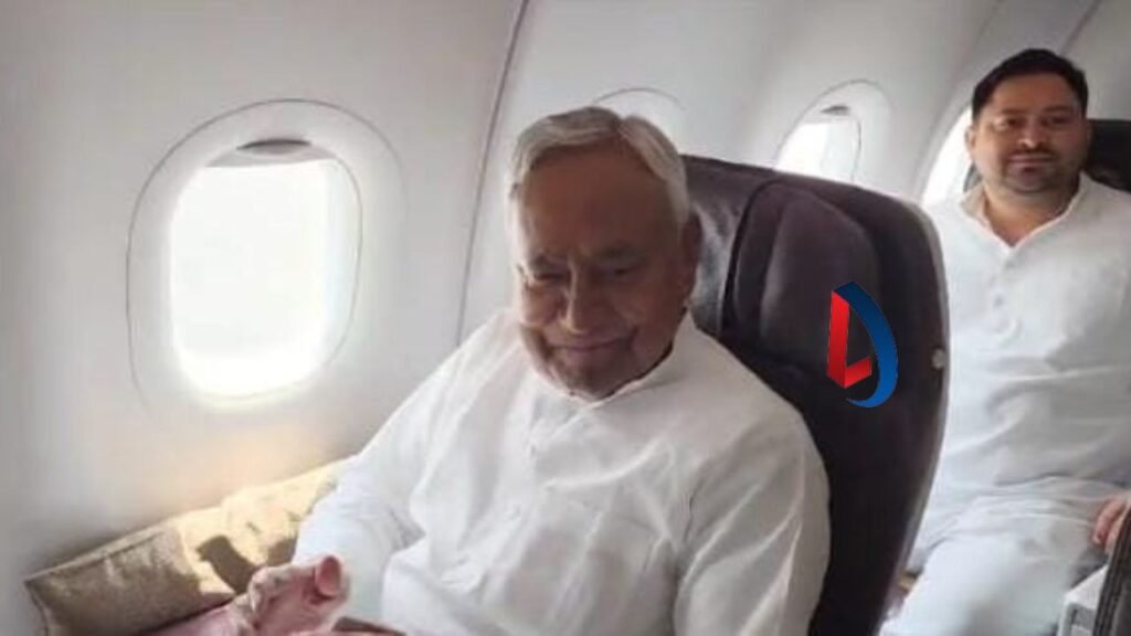 सरकार बनाने नीतीश-तेजस्वी एक साथ गए दिल्ली, फ्लाइट में आगे नीतीश पीछे तेजस्वी