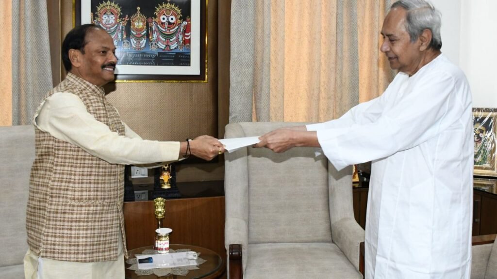 Naveen Patnaik ने राज्यपाल Raghubar Das को सौंपा इस्तीफा, ओडिशा में पहली बार बनेगी BJP की सरकार