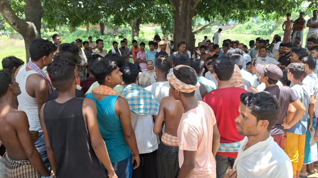 पाकुड़ में दो गुटों के बीच मारपीट और पथराव, पुलिस टीम पर भी हमला, लड़की का फोटों सोशल मीडिया पर डालने से शुरू हुआ था विवाद