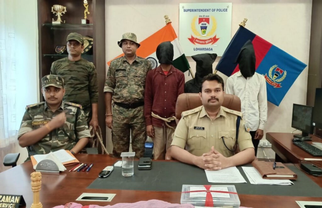 लोहरदगा में लूट की योजना बनाते तीन अपराधी को पुलिस ने किया गिरफ्तार, हथियार और कारतूस बरामद