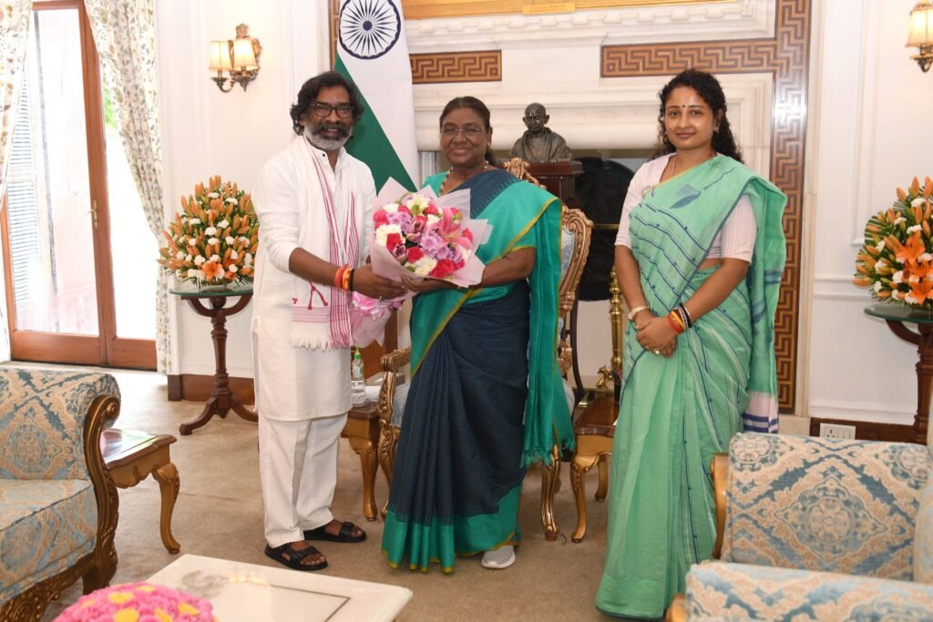 हेमंत सोरेन और कल्पना सोरेन ने राष्ट्रपति द्रोपर्दी मुर्मू से की शिष्टचार मुलाकात