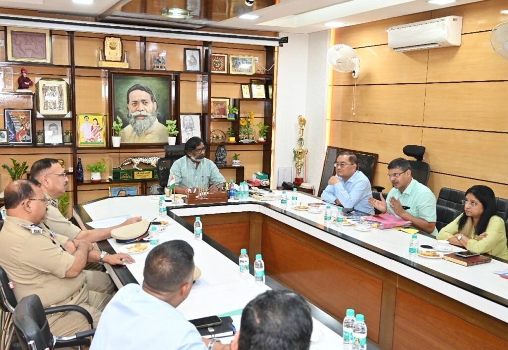झारखंड में नियुक्तियों, नई योजनाओं और विधि व्यवस्था को लेकर हेमंत सोरेन गंभीर, एक हफ्ते के अंदर दूसरी बार अधिकारियों के साथ की बैठक 2 GSsVb7JWsAA4gs8