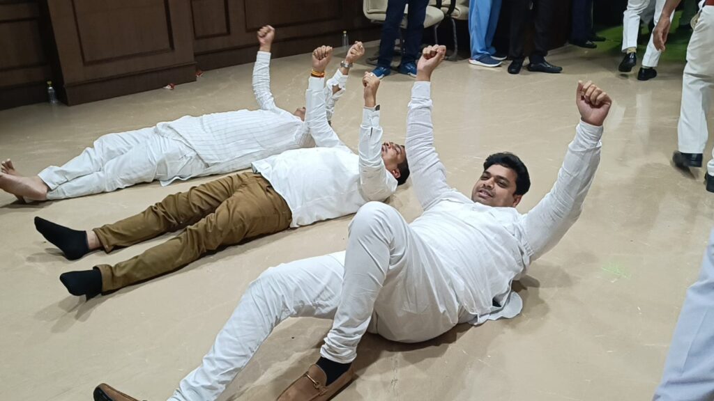 बीजेपी के विधायकों को रात में विधानसभा से किया गया मार्शल आउट, सभी विधायक विपक्ष के लॉबी में धरने पर बैठे