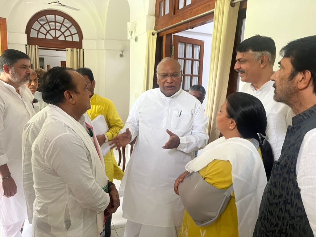 कांग्रेस अध्यक्ष खरगे और संगठन महासचिव केसी वेणुगोपाल से कांग्रेस कोटे के मंत्रियों ने की मुलाकात