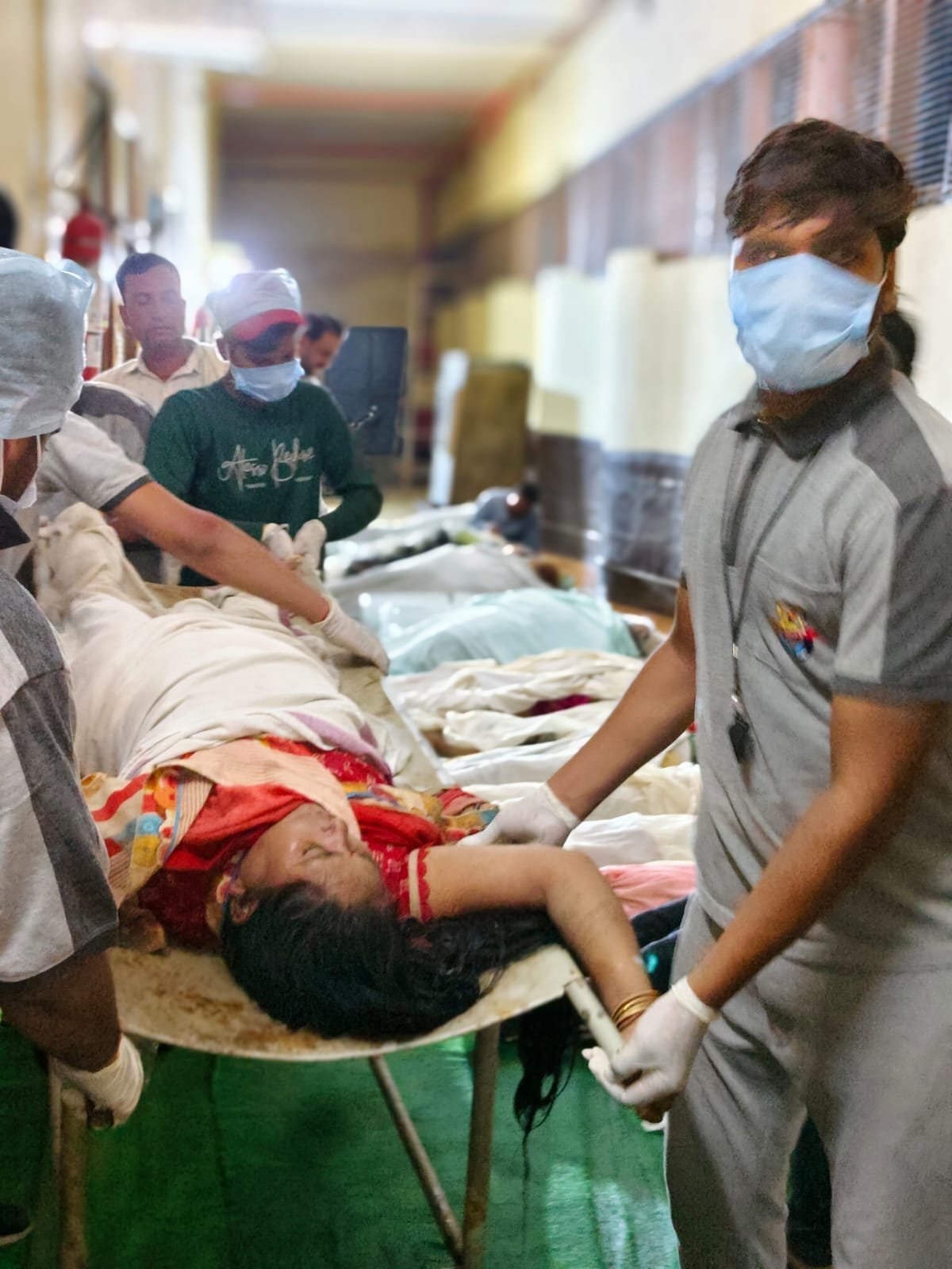 Hathras Accident: इतने शव की पोस्टमार्टम करने वाले डॉक्टर्स के थक गए हाथ, दूसरे जिलों में भेजने पड़े शव, सैकड़ों बच्चों के सिर उठ गया मां का साया 2 IMG 7551