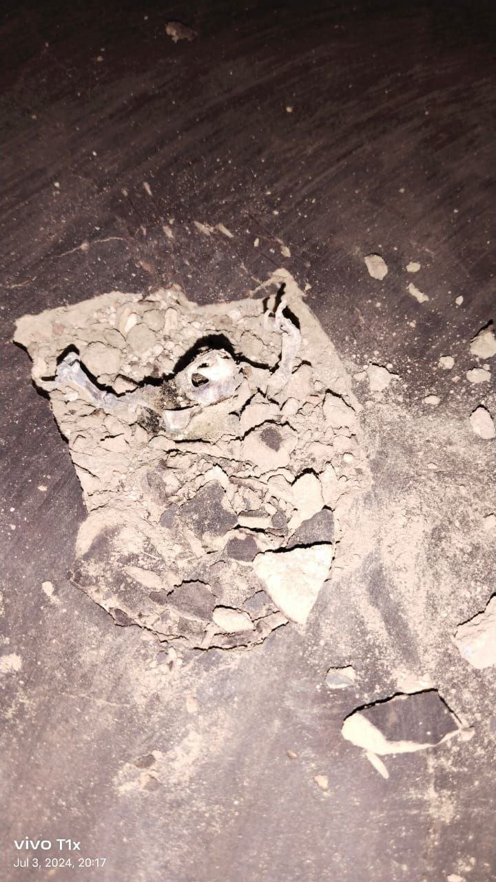 घर के बाहर दफ़नाया शव, 12 घंटे बाद घर के अंदर ज़मीन फाड़ कर निकला कंकाल, कोई कह रहा है चमत्कार तो कई को अंधविश्वास 2 IMG 7588