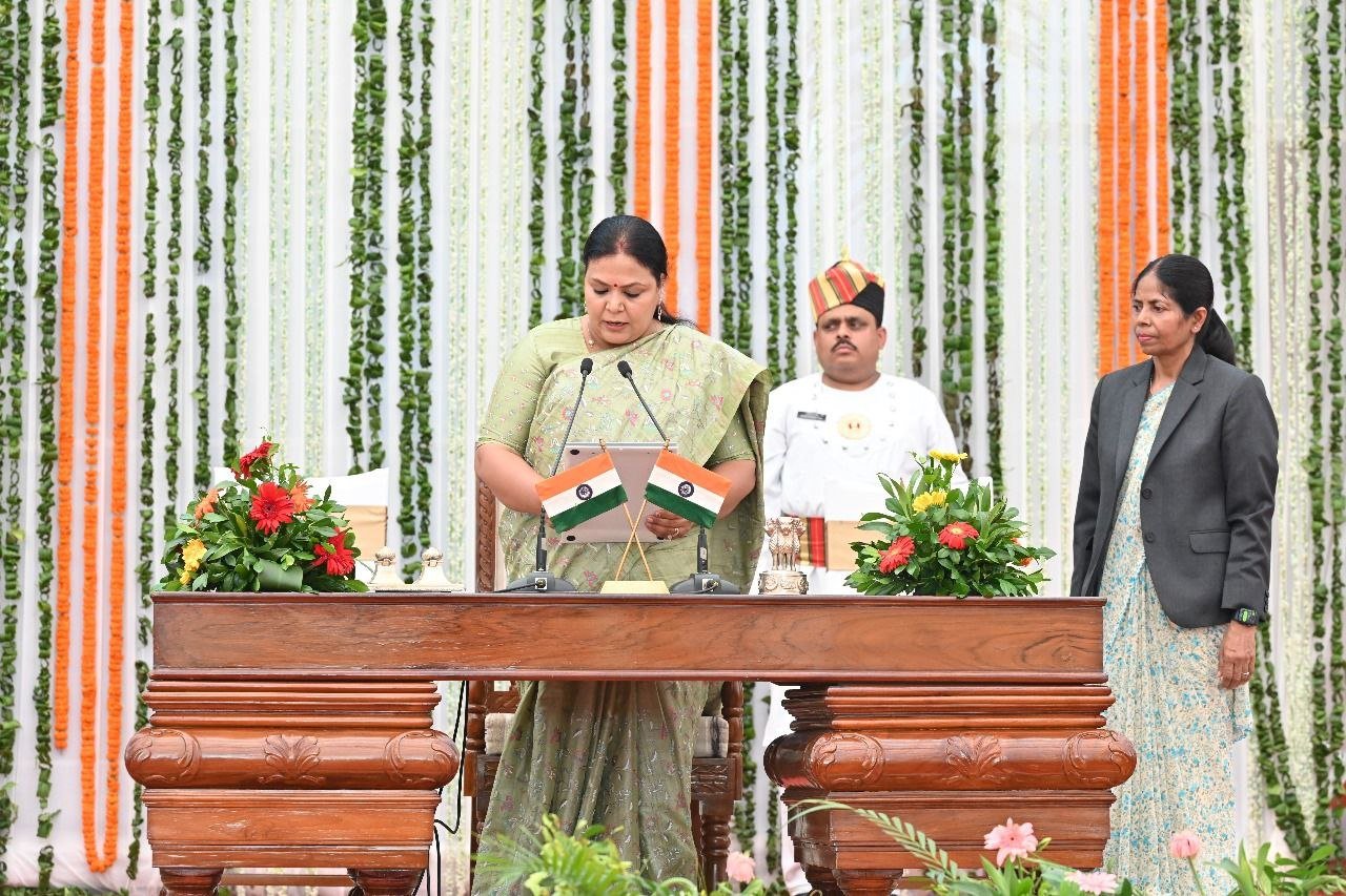 जानिए हेमंत सोरेन कैबिनेट में किसे मिला कौन सा मंत्रालय ? पहली कैबिनेट में विस्थापन आयोग के गठन को मंजूरी 4 Deepika Pandey Singh