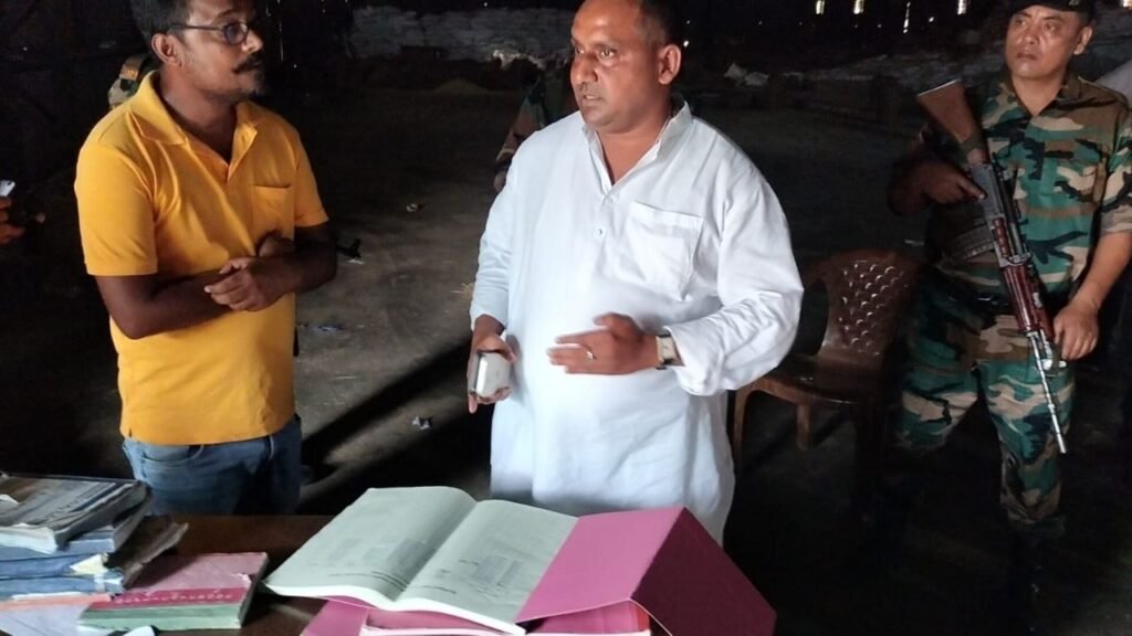 JSFC गोदाम में भारी गड़बड़ी, मंत्री बन्ना गुप्ता की छापेमारी के बाद रांची डीसी ने किया प्रबंधक को निलंबित 2 Banna Gupta JSFCI