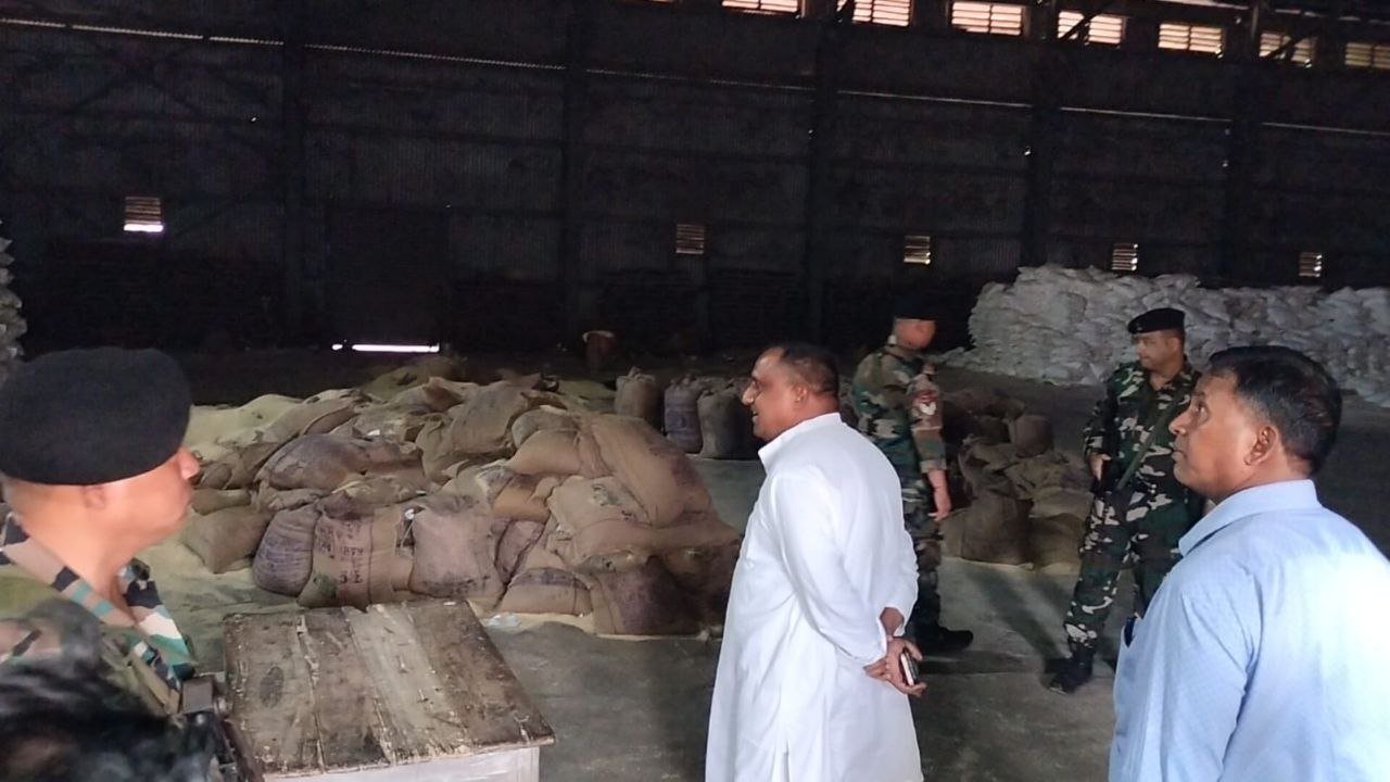 JSFC गोदाम में भारी गड़बड़ी, मंत्री बन्ना गुप्ता की छापेमारी के बाद रांची डीसी ने किया प्रबंधक को निलंबित 1 Banna Gupta JSFCI