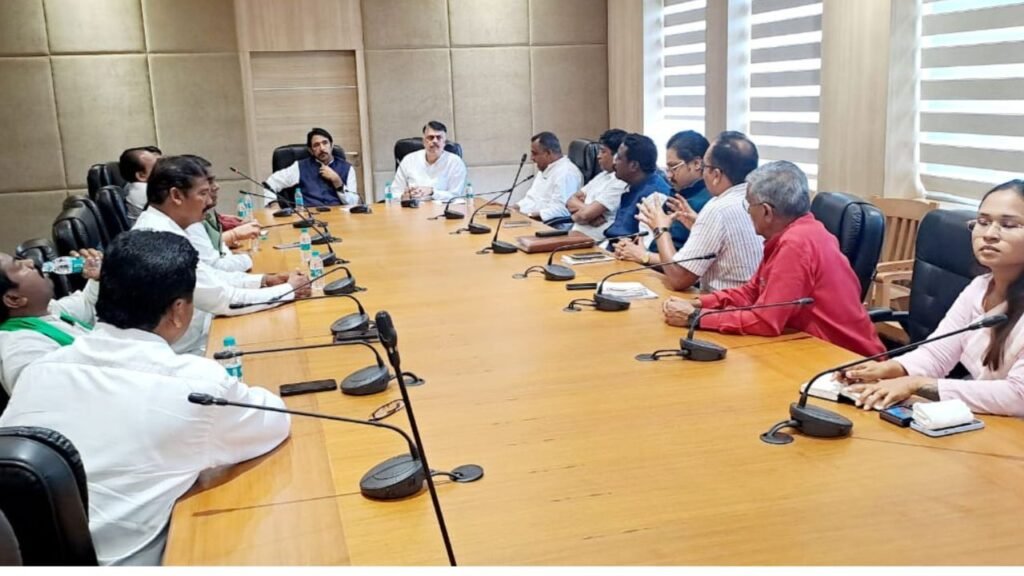 कांग्रेस ने विधानसभा में ज्यादा सीटों पर चुनाव लड़ने का किया दावा, बैठक से गायब रहे 4 MLA, विधायक दल के नेता पर संशय कायम