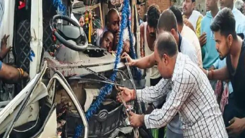 हजारीबाग में रजरप्पा मंदिर से पूजा करके लौट रहे टाटा मैजिक ने खड़ी ट्रक में मारी टक्कर, दो की मौत, 13 घायल