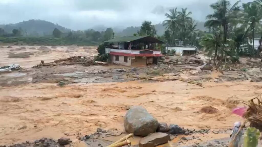 Kerala के वायनाड में भीषण बारिश की वजह से लैंडस्लाइड, 8 की मौत, 100 ज्यादा लोग मलबे में दबे