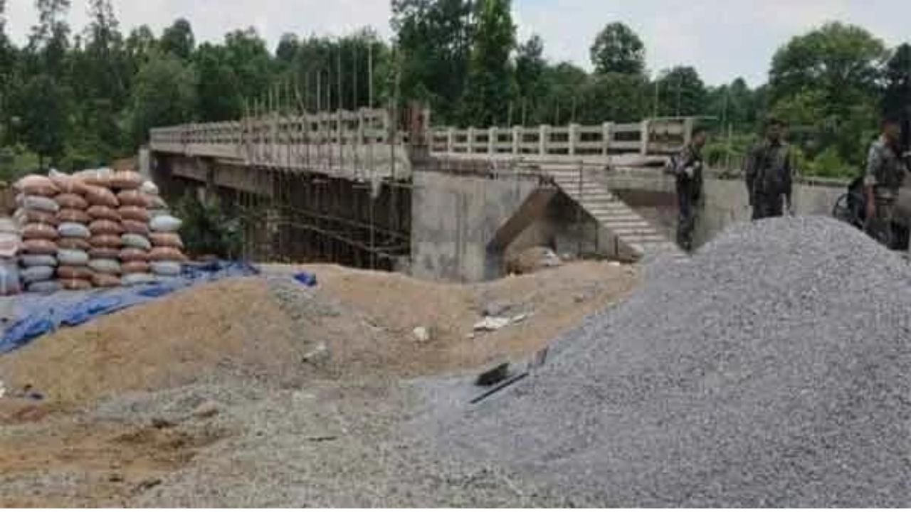 Ranchi में सड़क निर्माण का काम कर रही कंपनी की साइट पर उग्रवादियों ने किया हमला, मुंशी की गोली मारकर हत्या 1 Ranchi में सड़क निर्माण का काम कर रही कंपनी पर उग्रवादियों ने किया हमला, मुंशी की गोली मारकर हत्या